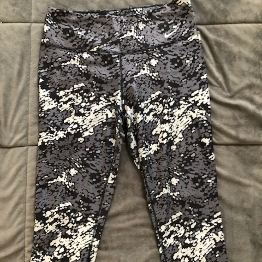 NIke Dri-Fit Legend Cropped Leggings